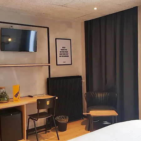 Upstairs Hotel 3*